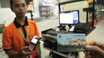Penggunaan Kartu Jakarta Pintar di pasar perkulakan atau pusat penjualan langsung komoditas pangan JakGrosir di Pasar Induk Kramatjati, Jakarta Timur, Sabtu (9/9/2017). [Suara.com/Oke Atmaja]