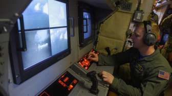 Prajurit US Navy mengamati perairan melalui monitor pesawat P-3C Orion, dalam latihan patroli bersama TNI AL di Laut Jawa, Jawa Timur, Sabtu (9/9/2017). [Antara/Zabur Karuru]
