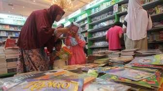 Sejumlah pengunjung tampak mengamati buku yang dijual pada salah satu stan Indonesia International Book Fair di Jakarta Convention Center (JCC), Jakarta, Sabtu (9/9/2017). [Suara.com/Oke Atmaja]