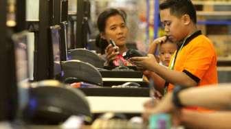 Aktivitas di pasar perkulakan atau pusat penjualan langsung komoditas pangan JakGrosir di Pasar Induk Kramatjati, Jakarta Timur, Sabtu (9/9/2017). [Suara.com/Oke Atmaja]