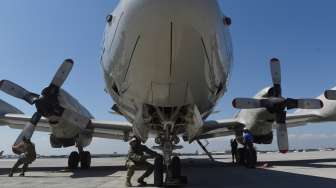Prajurit US Navy memeriksa kondisi pesawat P-3C Orion usai latihan patroli bersama TNI AL di atas perairan Laut Jawa di Base Ops Puspenerbal, Juanda Sidoarjo, Jawa Timur, Sabtu (9/9/2017). [Antara/Zabur Karuru]