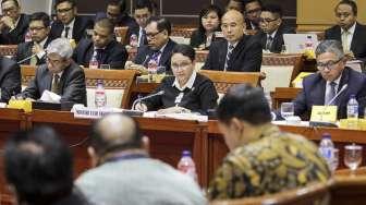 Menteri Luar Negeri Retno Marsudi menghadiri rapat kerja dengan Komisi I DPR RI di kompleks Parlemen, Senayan, Jakarta, Senin (11/8).