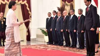 Presiden Joko Widodo menerima surat-surat kepercayaan dari para duta besar dalam penyerahan surat-surat kepercayaan Duta Besar Luar Biasa dan Berkuasa Penuh (LBBP) untuk Republik Indonesia di Istana Merdeka, Jakarta, Selasa (12/9).