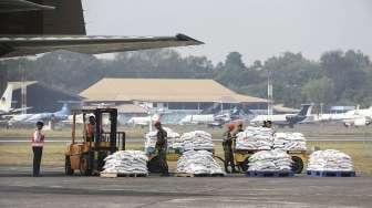 Presiden Joko Widodo melepas penerbangan pertama bantuan kemanusiaan dari Indonesia untuk pengungsi Rohingya di Base Ops, Pangkalan TNI AU Halim Perdanakusuma, Jakarta, Rabu (13/9).