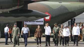 Presiden Joko Widodo melepas penerbangan pertama bantuan kemanusiaan dari Indonesia untuk pengungsi Rohingya di Base Ops, Pangkalan TNI AU Halim Perdanakusuma, Jakarta, Rabu (13/9).