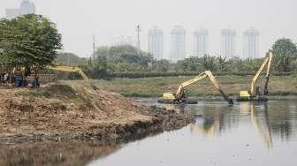 Petugas Dinas Sumber Daya Air Provinsi DKI Jakarta Bidang Aliran Timur mengeruk endapan lumpur di Waduk Ria Rio, Pulogadung, Jakarta, Kamis (14/9).