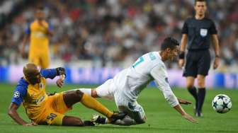 Punggawa Real Madrid Cristiano Ronaldo beraksi saat menghadapi APOEL Nicosia di laga perdana Madrid di Liga Champions 2017/18. Ini merupakan pertandingan pertama Ronaldo menyusul larangan berlaga di empat pertandingan La Liga [AFP]