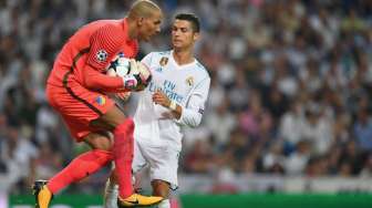Punggawa Real Madrid Cristiano Ronaldo beraksi saat menghadapi APOEL Nicosia di laga perdana Madrid di Liga Champions 2017/18. Ini merupakan pertandingan pertama Ronaldo menyusul larangan berlaga di empat pertandingan La Liga [AFP]