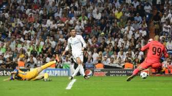 Punggawa Real Madrid Cristiano Ronaldo beraksi saat menghadapi APOEL Nicosia di laga perdana Madrid di Liga Champions 2017/18. Ini merupakan pertandingan pertama Ronaldo menyusul larangan berlaga di empat pertandingan La Liga [AFP]