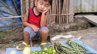 Viral! Bocah Penjual Sayur Tertidur, Kelelahan Menanti Pelanggan