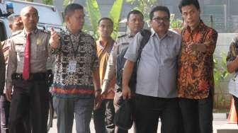 Ketua DPRD Banjarmasin, Iwan Rusmali, bersama Direktur Utama (Dirut) PDAM Bandarmasih, Muslih, menjalani pemeriksaan di Gedung KPK, Jakarta, Jumat (15/9). 