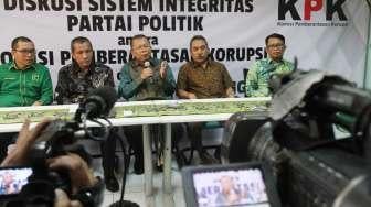 Deputi pencegahan KPK,  Pahala Naingolan bersama Peneliti Senior LIPI, melakukan pertemuan dengan Sekjen PPP, Arsul Sani di kantor DPP PPP, Jakarta, Jumat (15/9).