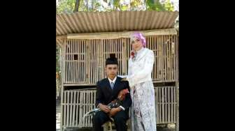 Antimainstream, Calon Pengantin Ini Prewed di Kandang Ayam