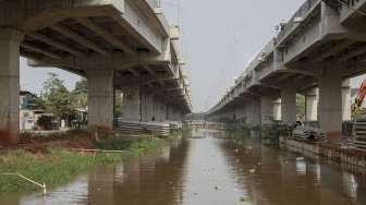 Pekerja menyelesaikan pembangunan Jalan Tol Bekasi Cawang Kampung Melayu (Becakayu), di kawasan Kalimalang, Jakarta Timur, Jumat (15/9).