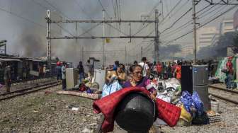 Warga berusaha menyelamatkan harta bendanya dari lokasi kebakaran di Kampung Bandan, Jakarta, Sabtu (16/9).