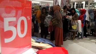 Pengunjung berburu pakaian yang diobral di Matahari Department Store, Pasaraya Manggarai, Jakarta, Sabtu (16/9).