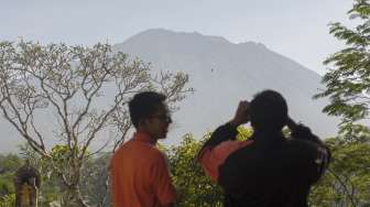 Kawah Gunung Agung Keluarkan Uap Air