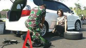 "So Sweet", Anggota TNI Ganti Ban Mobil Polwan