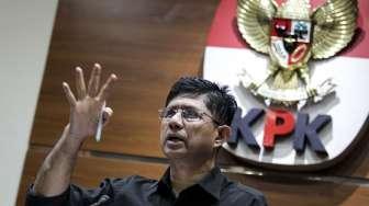 Wakil Ketua KPK Laode M Syarif merilis barang bukti hasil Operasi Tangkap Tangan (OTT) terhadap Walikota Batu, Malang di Jakarta, Minggu (17/9).