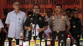 Pihak Ditjen Bea dan Cukai bersama Kementerian Perdagangan dan Polda Metro Jaya saat merilis hasil pengungkapan penyelundupan 53 ribu botol minuman keras impor di Jakarta, Senin (18/9/2017). [Suara.com/Kurniawan Mas'ud]