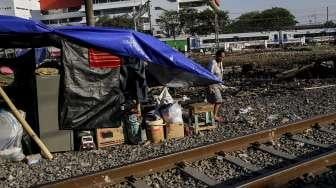 Warga korban kebakaran yang masih bertahan di tenda-tenda pengungsian di kawasan Kampung Bandan, Jakarta, Senin (18/9/2017). [Suara.com/Kurniawan Mas'ud]