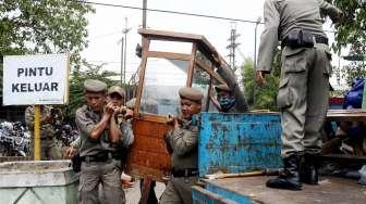 Penertiban PKL di Trotoar Stasiun Manggarai