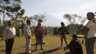 Asap mulai mengepul dari kawah Gunung Agung dari Pos Pemantauan Desa Rendang, Karangasem, Bali, Selasa (19/9).