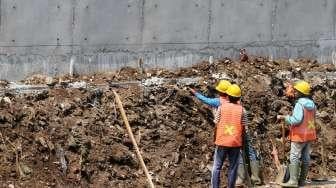 Pekerja menyelesaikan proyek normalisasi kali Ciliwung di kawasan Bukit Duri, Jakarta, Selasa (19/9).