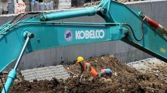 Pekerja menyelesaikan proyek normalisasi kali Ciliwung di kawasan Bukit Duri, Jakarta, Selasa (19/9).