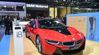 BMW i8 Sukses Isi Ulang Baterai di SPLU Gambir