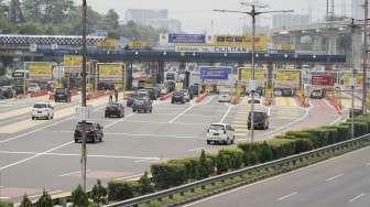 Gerbang tol di pintu tol Cililitan, Jakarta, Kamis (21/9).