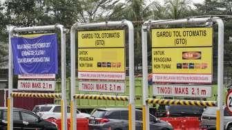 Gerbang tol di pintu tol Cililitan, Jakarta, Kamis (21/9).