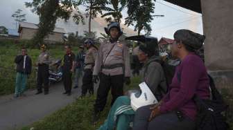 Polisi meminta warga untuk segera mengungsi setelah terjadinya peningkatan aktifitas Gunung Agung di Desa Temukus yaitu desa yang berjarak sekitar tiga kilometer dari puncak gunung itu di Karangasem, Bali, Kamis (21/9).