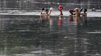 Sejumlah anak nekat menyeberangi sungai Banjir Kanal Barat (BKB) di kawasan Tanah Abang, Jakarta, Kamis (21/9).