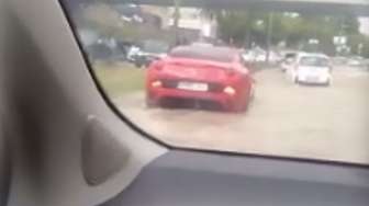 Ferrari Ini "Menyerah" pada Banjir