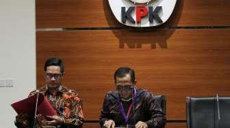 Keterangan pers terkait kasus suap motor Harley Davidson kepada auditor BPK di Gedung KPK, Jakarta, Jumat (22/9).