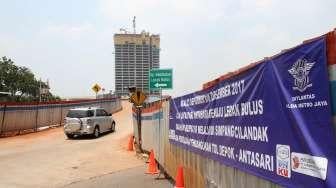 Sejumlah kendaraan melintas di Jalan Pangeran Antasari, Jakarta, (23/9).