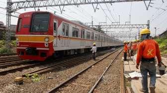 PT KAI melakukan pengadaan wesel rel kereta api di perlintasan Stasiun Manggarai, Jakarta, Sabtu (23/9).