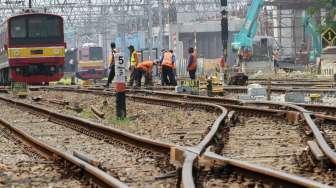 PT KAI melakukan pengadaan wesel rel kereta api di perlintasan Stasiun Manggarai, Jakarta, Sabtu (23/9).