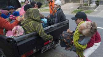 Warga dan Turis Sekitar Gunung Agung Mengungsi