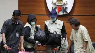 Barang bukti uang hasil Operasi Tangkap Tangan (OTT) sebanyak Rp1,15 Milyar di Gedung KPK, Jakarta, Sabtu (23/9).