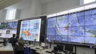 Kepala Pusat Data Informasi dan Humas BNPB Sutopo Purwo Nugroho memberikan pernyataan pers terkait penanganan Gunung Agung di Bali, di Jakarta, Senin (25/9).