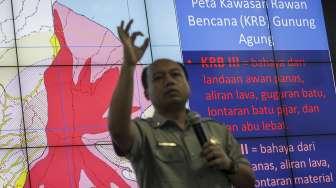 Kepala Pusat Data Informasi dan Humas BNPB Sutopo Purwo Nugroho memberikan pernyataan pers terkait penanganan Gunung Agung di Bali, di Jakarta, Senin (25/9).