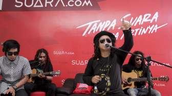 Band Reggae tanah air Steven Jam tampil di kantor suara.com di Jakarta, Selasa (26/9).