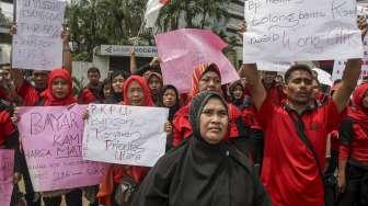 Serikat Pekerja Sevel Indonesia menggelar aksi unjuk rasa di depan kantor pusat PT Modern Internasional Tbk (MDRN) selaku induk usaha dari PT Modern Sevel Indonesia (MSI) di Jakarta, Selasa (26/9).