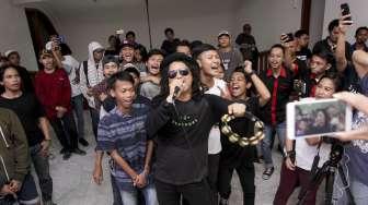 Band Reggae tanah air Steven Jam tampil di kantor suara.com di Jakarta, Selasa (26/9).