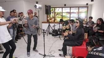 Band Reggae tanah air Steven Jam tampil di kantor suara.com di Jakarta, Selasa (26/9).