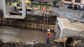 Pekerja menyelesaikan pembangunan gorong-gorong besar di Jalan Pasteur, Bandung, Jawa Barat, Selasa (26/9).