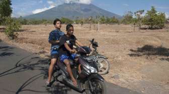 Gunung Agung yang berstatus awas di Karangasem, Bali, Selasa (26/9).