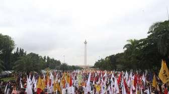 Ribuan massa menggelar unjuk rasa di kawasan Silang Monas, Jakarta, Rabu(27/9).